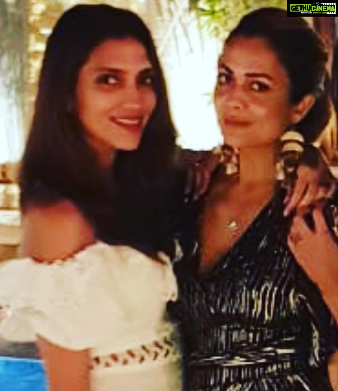 Amrita Arora Instagram - Happy happy birthday Darling @dollysidhwani ❤️❤️🍷🍷😘😘