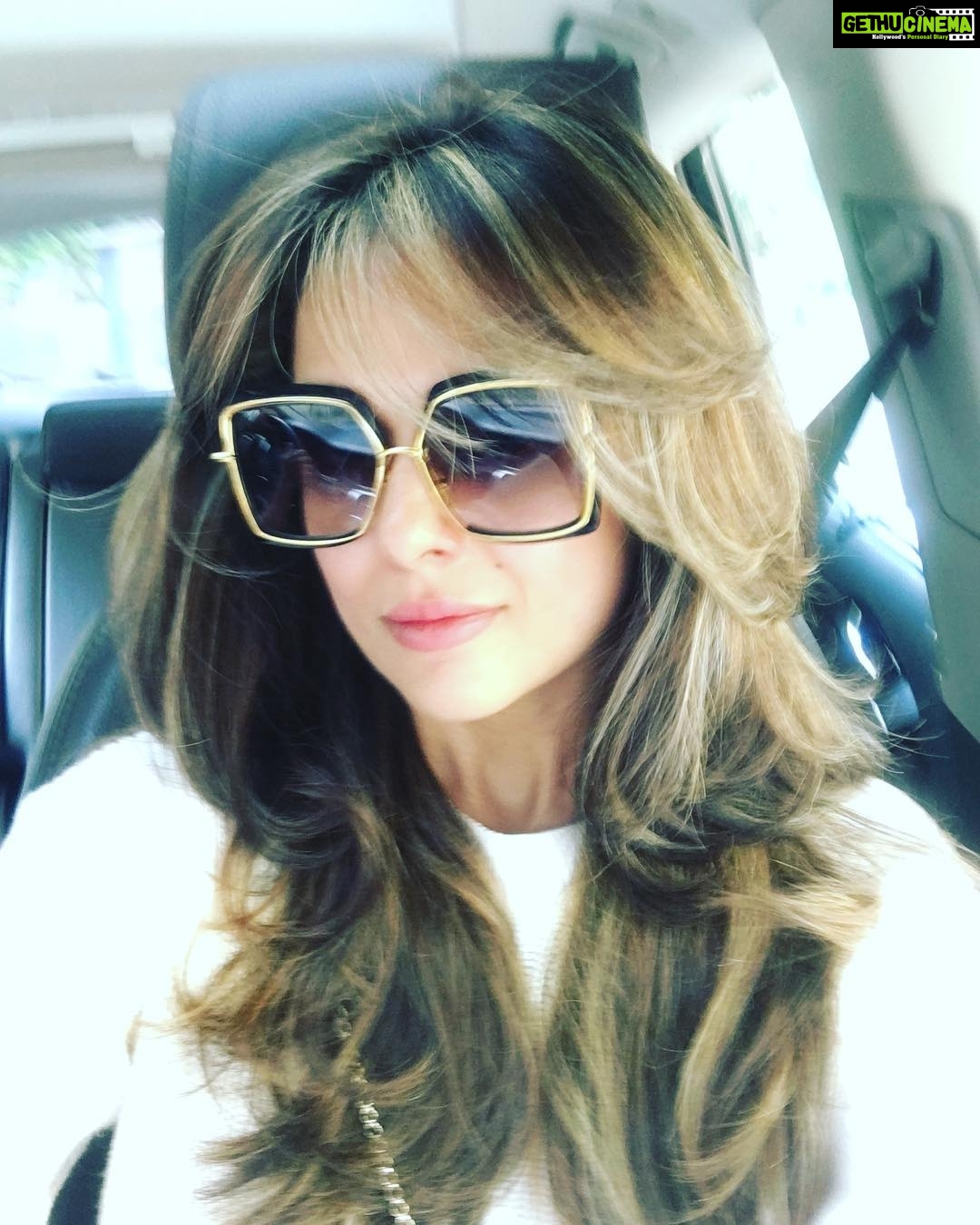 Amrita Arora Instagram - @salon_muah ❤️❤️❤️ #farahfawcetvibe #amazingblowout #greathairdayselfie !Throwing shade on my super sexy Dita shades @drishtiplatinum Thankyou 😎😎😎