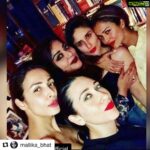 Amrita Arora Instagram - #Repost @mallika_bhat with @get_repost ・・・ Altho we meet virtually ,Miss the hugs,the peels of laughter in person.....love y’all ❤️❤️❤️ #Repost @malaikaaroraofficial with @get_repost ・・・ Bffs that pout together stay forever ♥️ #majormissing #majorlove @therealkarismakapoor @mallika_bhat @amuaroraofficial @kareenakapoorkhan