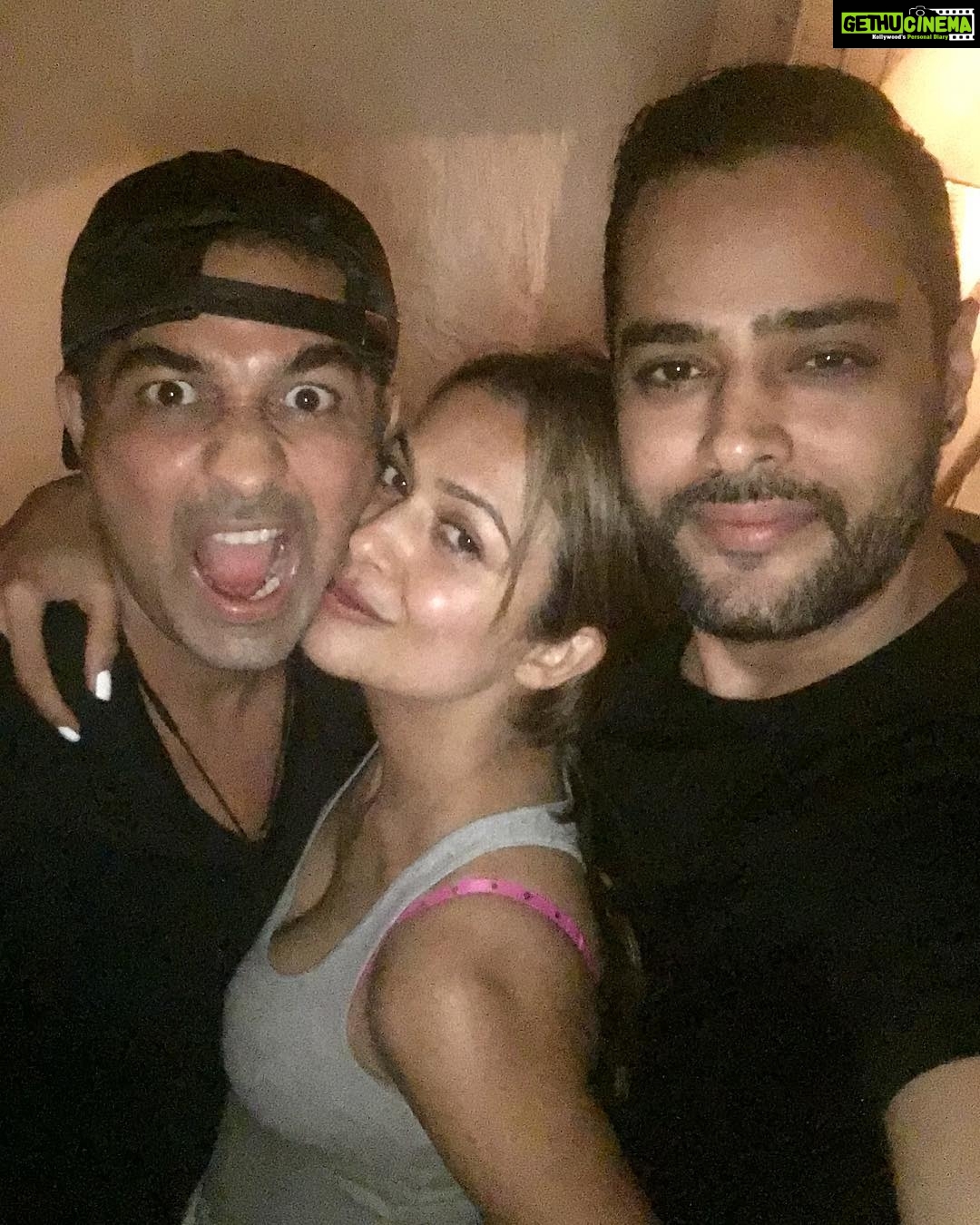 Amrita Arora Instagram - Friyayy! 🍷💃💃💃. @arthmumbai 💃💃 Arth