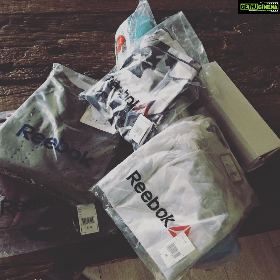 Amrita Arora Instagram - Thankyouuuuuuuu @reebokwomen_india for my amazing goodies ! #idywithreebok 💪🏻💪🏻 Thankyou super bloody fit @malaikaarorakhanofficial for my hamperrrrr...may u eat a 100 pizzas and may all the gyms be shut ...💥hahahhahah