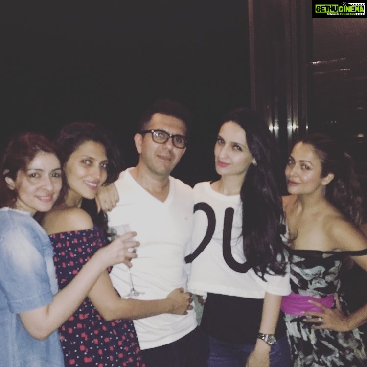 Amrita Arora Instagram - Cricket mania with friends ❤️❤️❤️❤️ @anudewan5 @bhavanapandey @dollysidhwani @ritesh_sid