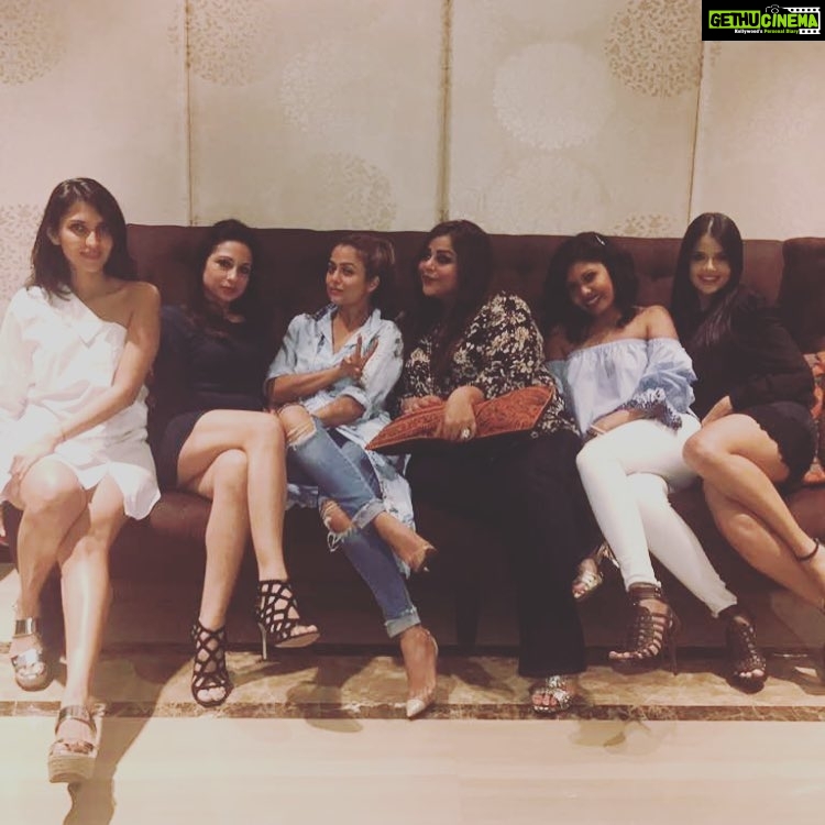 Amrita Arora Instagram - This is how we roll ...fry'yayyyyyyyyyy❤️ @dollysidhwani @mallika_bhat @rozzlinp @ginashetty1 ....where the men be at ???😂 #readyarewe 😂