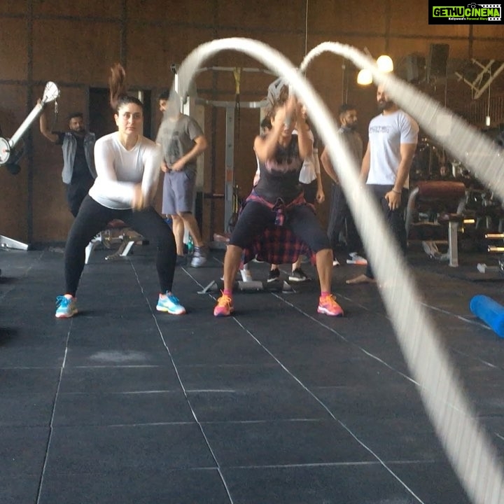 Amrita Arora Instagram - Last one ☝️ promise ....this is soooo damn good for the entire body ...some serious core work at play here 👈🏼 #andthenweyak @ithinkfitness