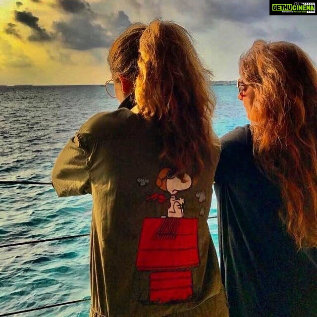 Amrita Arora Instagram - Beach blondes 👱♀️👱♀️