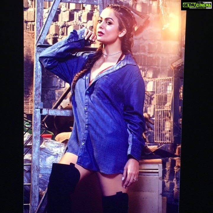 Amrita Arora Instagram - Soooo much fun shooting this cover ! #hiblitzindia out now ✌🏼️