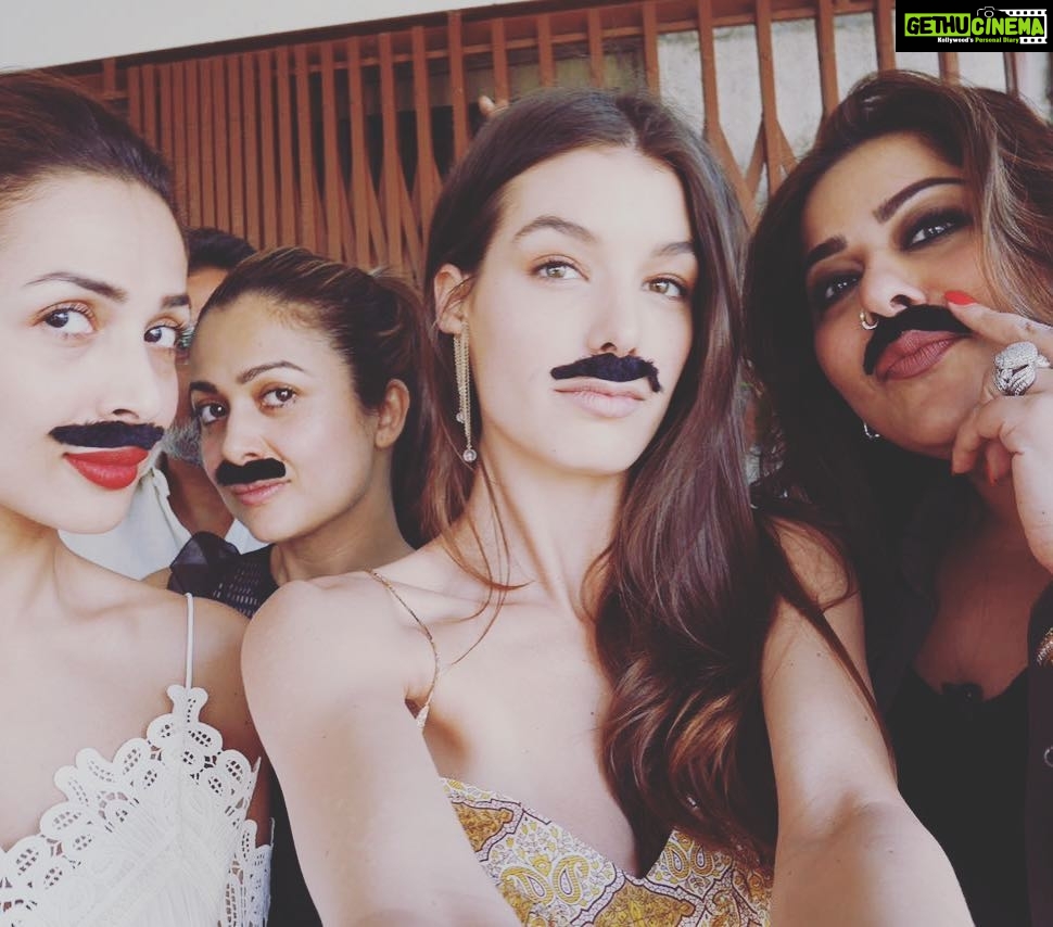 Amrita Arora Instagram - When xmas gets super weirddddd😂🙀 @bellacarlstrom @mallika_bhat @malaikaarorakhanofficial