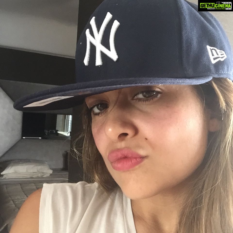 Amrita Arora Instagram - Current mood!!!!!!!✌🏼️