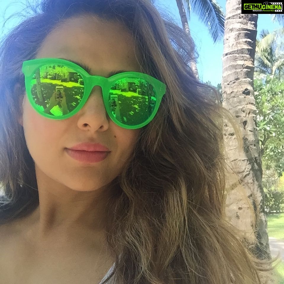 Amrita Arora Instagram - Seriously shady😂 futureisbrightgottawearshades😎😂