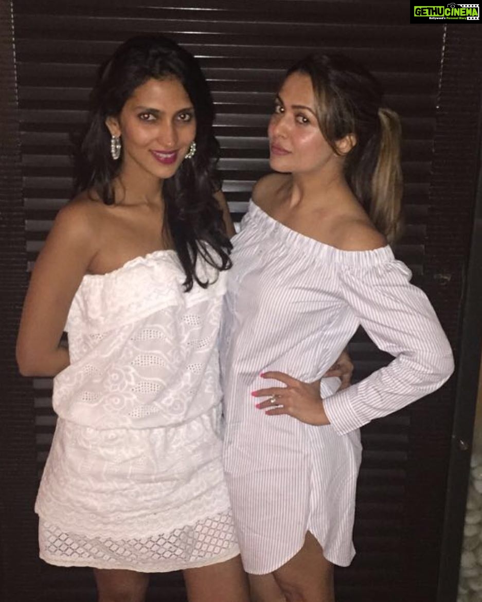 Amrita Arora Instagram - @noblefaithclothing @thelabellife @dolls500 @malaikaarorakhanofficial !summer ready we are๐๐ฝ๐๐ฝ girls in white๐
