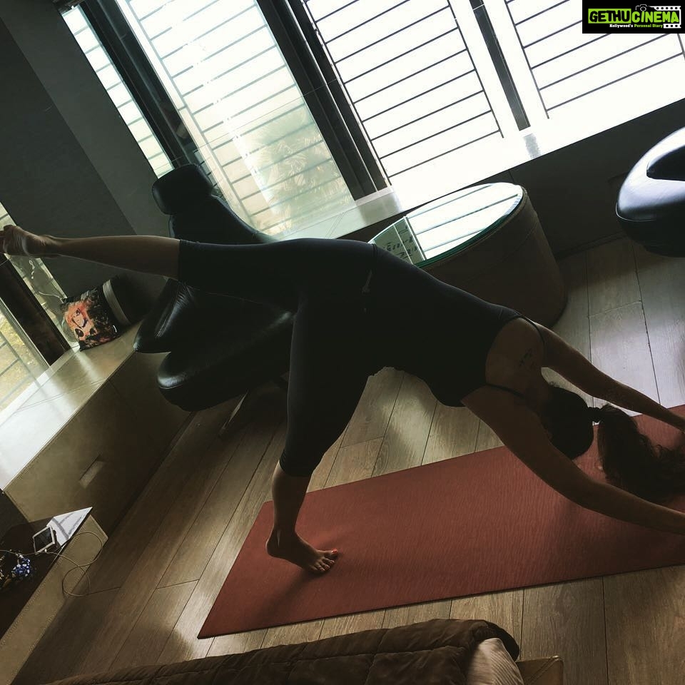 Amrita Arora Instagram - Morning Glory! Yoga with my awesome friend n teacher @bams.sonali 😘