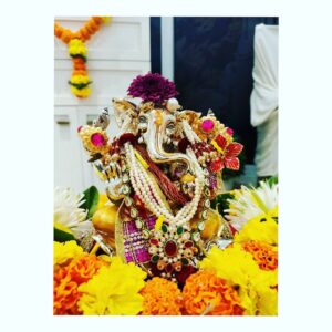 Amrita Rao Instagram - Hope you guys are having a wonderful celebration 
Happy Ganesh Chaturthi to You🙏

#happyganeshchaturthi #mangalmurtimorya 🌺