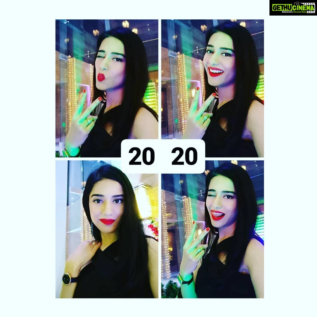 Amrita Rao Instagram - Hiii INSTEES πHAPPY NEW YEAR TO YOU π πππΎππ₯π« May This New Year Bring You A Happy Mind...Positive Thoughts π Your 2020 DREAMS Happen. . . .Let's Bond More This Year!! Share Our Life : Love : Laughter πππ₯π€π€ #happy2020 #happynewyear Mumbai, Maharashtra