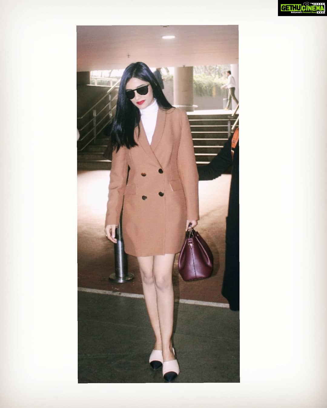 Amrita Rao Instagram - It's a Beautiful Winter Morning... #airportdiaries #travel #winter ✈️ .. . Styled by @mrignain Terminal 2 Chatrapati Shivaji Terminal Mumbai