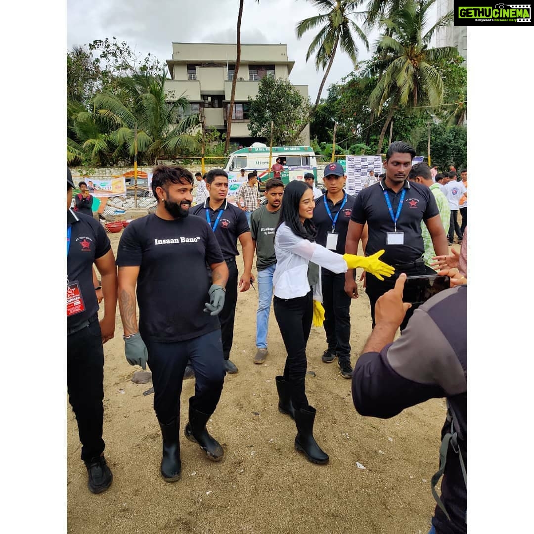 Amrita Rao Instagram - My Campaign #EcoBappaMorya dives thicker with the Post-Visarjan Cleanup at Dadar Beach! Thank you @beachwarriorsindia for your support 🙌🏻 Dadar Chowpaty