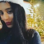 Amrita Rao Instagram - Guess Whom I'm winking at 😜🎄 ??? #Throwback Christmas 2019 I truly wish for these times to come back !! #throwbackpic #merrychristmas #merrychristmas🎄 chritsmas2019 #reelitfeelit❤️❤️ #reelkarofeelkaro #trending #trendingreels #fanvideo #fan #fanpages #fanclub #fandom