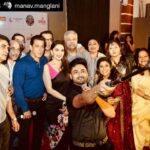 Amrita Rao Instagram - #Repost @manav.manglani RJ Anmol who hosted 25 years of Hum Aapke Hain Kaun takes an epic selfie with the Star Cast and Director Sooraj Barjatya