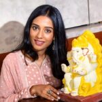 Amrita Rao Instagram - Finally, the VIDEO #EcoBappaMorya an awareness video is out on my Youtube AmritaRaoChannel link is in my bio!🙌🏻 Initiative to promote #EcoFriendly idols of Lord Ganesha and Eco Friendly Visarjans during this festival. this cause has been really close to my ♥ since my school days! I put down all my thoughts and Plan of Action on Screen play .. and decided to take you through this real journey where I interacted with some Real Heroes who shared the same concerns! I collaborated with @MaximusFilms to support and implement my vision Also got a chance to share my vision with the amazing chef Vikas Khanna, and I'm really glad to see that he shares the same value regarding the environment! We all know how Sea and Environment Pollution has become a CONCERN FOR PANIC in India & around the globe. And simply put, Plaster Of Paris (PoP) and Ocean Life DOES NOT go together. But thankfully we have eco-friendly Idols and Options than ever before!! The #EcoBappaMorya Campaign will witness the showcasing of the short film in other cities of #Maharashtra too! Hoping that on this Ganesh Chathurti, you all will follow the mantra of “Eco Bappa Morya” 💚 Mumbai, Maharashtra