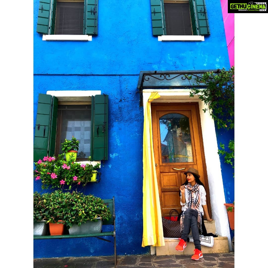 Amrita Rao Instagram - Straight outta canvas 🎨 How can you not love Europe! ❤️ #EuropeDiaries Burano, Veneto, Italy