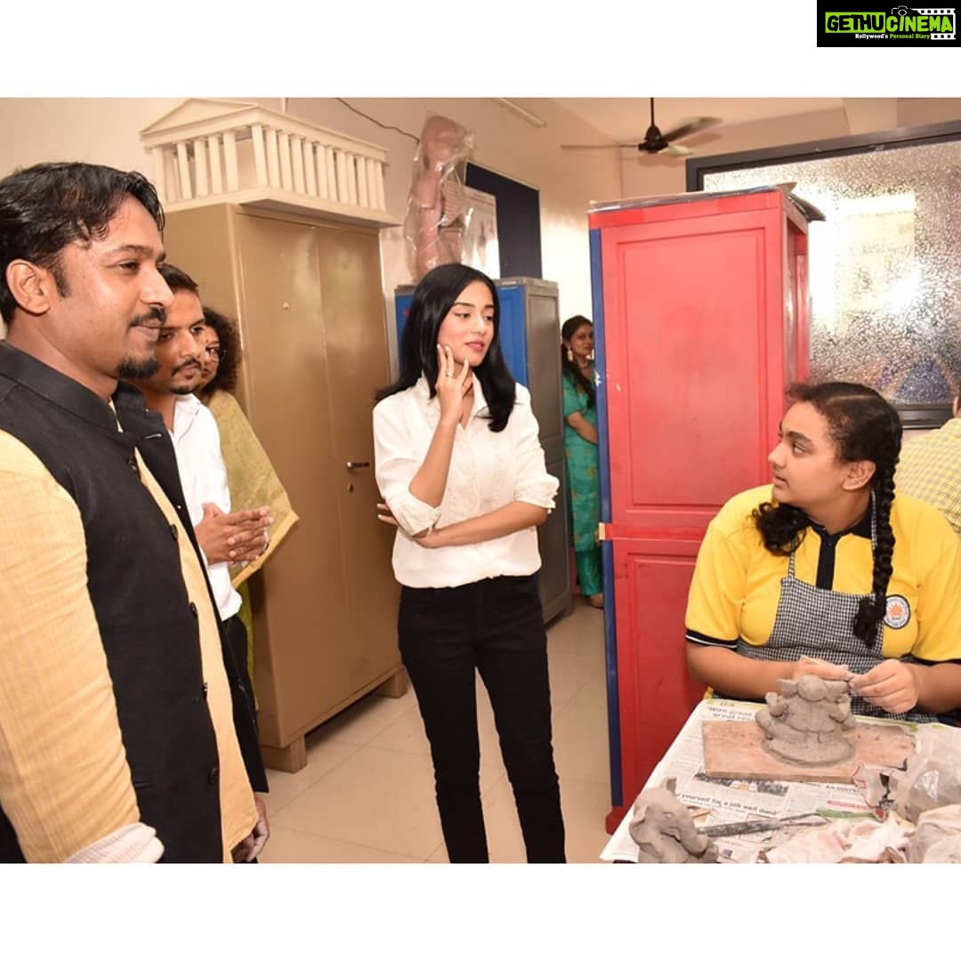 Amrita Rao Instagram - This morning has been simply incredible!✨ I & the team of @beachwarriorsindia visited an amazing school to interact with their lovely students. The Students saw the #EcoBappaMorya Awareness Video, and then we had an interactive session. I was most surprised by their intrigue about questions & their Enthusiasm To Bring A Green Change 😊! Lateron thr led me to their Art Class where students were sculpting their own shadu mati Ganpati, The students were truly enjoying themselves while working on those cute little Eco-friendly murtis! . . I feel Every School should inspire their students to appreciate the nature and findl eco -friendly alternatives!💚 Campaign #EcoBappaMorya WILL go on even after the festival. . . We plan to visit as Many Schools As Possible to inspire the idea of Eco-friendly Ganesha in the hearts & minds of such lovely students!☺ And this goes without saying… Stay tuned for more “Eco-friendly updates”!💚 Sri Sri Ravishankar Vidya Mandir