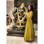 Amrita Rao Instagram - My #EcoBappaMorya Campaign Reaches #Pune! 😇 As I present an Eco Friendly Ganesha Idol to @ushakakadeofficial (Trustee Gravitas Foundation and Philanthropist) She pledged to take the Awareness to all the schools associated with her 😀😁🙌! Thank You Usha ji for giving strength to such Important Causes 💚💚💚 . . Jewelry by - @gautambanerjeejewellers Designer - @labelkanchan Managed by -@maximus_films Pune, Maharashtra