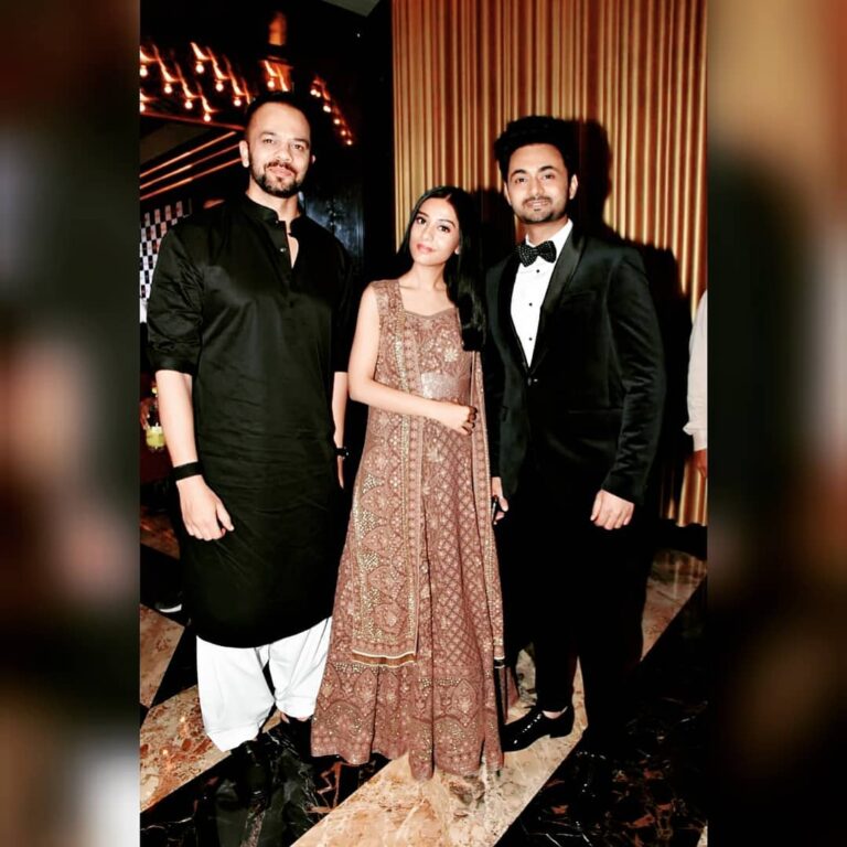 Amrita Rao Instagram - #ThackreyPremier 🎞️ 📽️ With the one and only Row Hit Shetty @itsrohitshetty and hubby @rjanmol27 @viacom18motionpictures Wearing @soleaffair