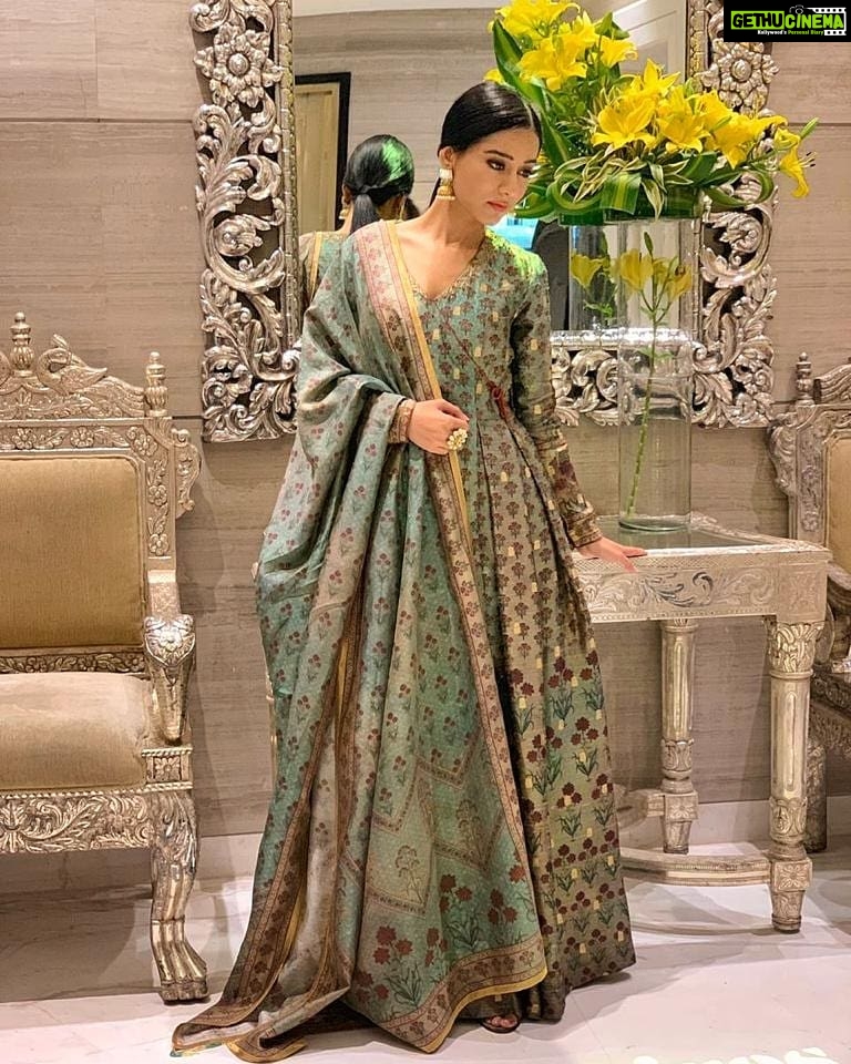 Amrita Rao Instagram - NAWABI MIJAAZ - LUCKNOW #thackeraypromotions @thackeraythefilm Releasing #25thJanuary . . Outfit - @ekayabanaras Jewellery by - @aquamarine_jewellery Styled by @ekta_shah @divyabali MUA : @makeupandhairbynehaseehra #lucknowcityofnawabs #lucknowcity Lucknow, Uttar Pradesh