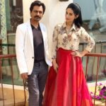 Amrita Rao Instagram - With my Lovely Co-Star @nawazuddin._siddiqui ...#thackeraypromotions Watch @thackeraythefilm On #25thjanuary Sun N Sand Juhu Beach Mumbai