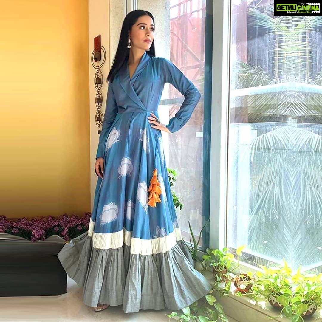 Amrita Rao Instagram - I Just BLUE IT !!!.. #ThackerayPromotions @thackeraythefilm ... Releasing on #jan25th #DoWatch... . . Designer : @debashrisamanta MUA : @makeupandhairbynehaseehra Stylist @ekta_shah @divyabali