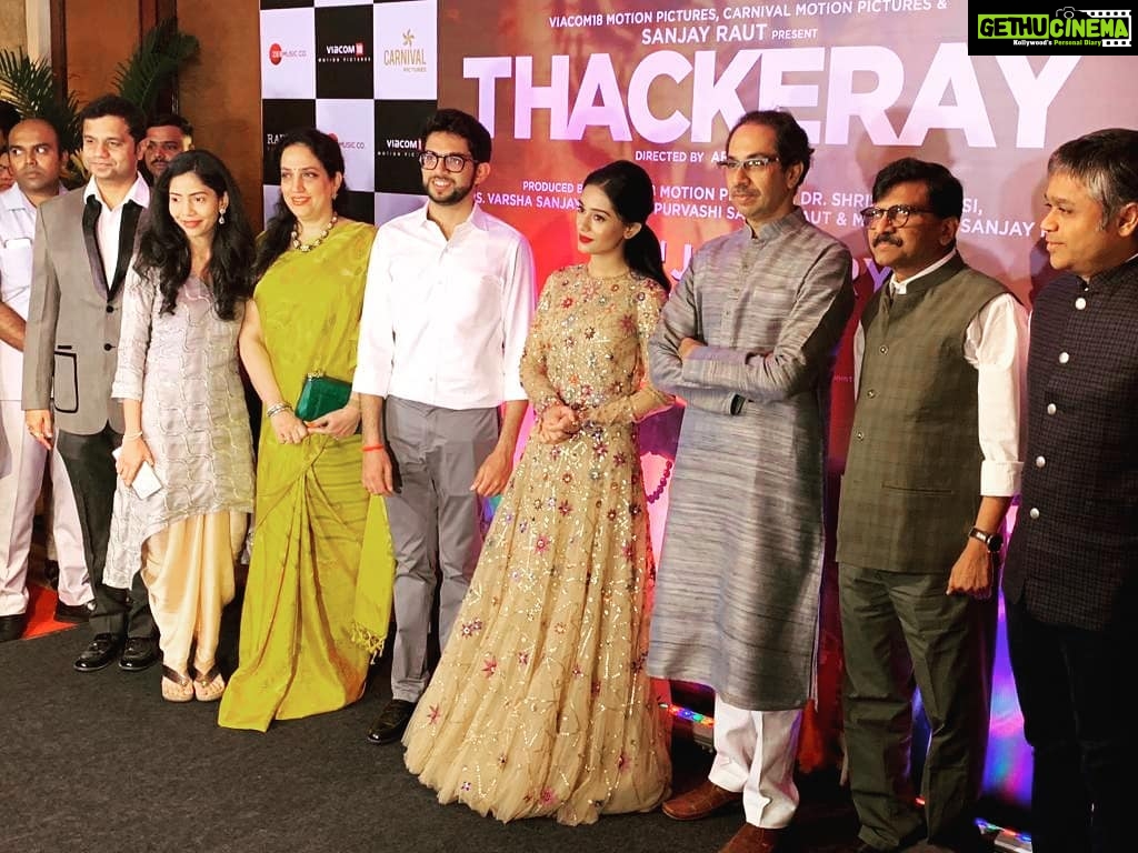 Amrita Rao Instagram - THACKREY MUSIC LAUNCH : Unveiling the first copy 🎼📀with @nawazuddin._siddiqui @uddhavthackeray @adityathackeray #rashmithackrey .... .... @abhijitpanse @viacom18motionpictures @viacom18marathi Taj Lands End, Mumbai