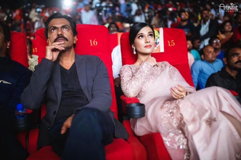 Amrita Rao Instagram - It was in Feb 2018 since I started shooting for #MeenataiThakrey With the extraordinary Actor @nawazuddin._siddiqui #balasahebthackeray Finally the big day when we can share a glimpse of our work with the audience. Carnival Cinemas Imax Wadala