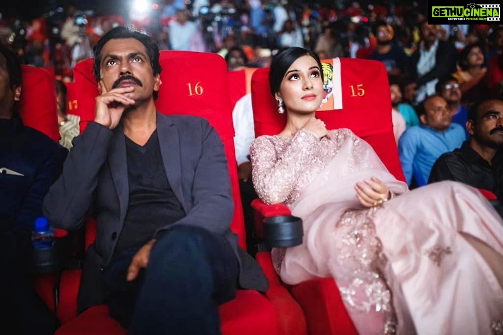 Amrita Rao Instagram - It was in Feb 2018 since I started shooting for #MeenataiThakrey With the extraordinary Actor @nawazuddin._siddiqui #balasahebthackeray Finally the big day when we can share a glimpse of our work with the audience. Carnival Cinemas Imax Wadala