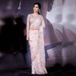 Amrita Rao Instagram - THACKERAY TRAILER LAUNCH : WINTERS AND DUSTY PINK... loveee this Saree ..... Style File : Designer : @jade_bymk Jewellery : @aquamarine_jewellery #Emeralds Styled by @ekta_shah Makeup @makeupandhairbynehaseehra ....... @nawazuddin._siddiqui @sanjay___raut @viacom18motionpictures @viacom18marathi @carnivalcine @divyabali Carnival Cinemas Imax Wadala