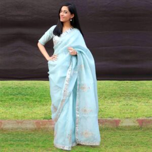 Amrita Rao Instagram - I JUS BLUE IT : 
40 years of @sakalbeautyofmaharashtra
Thank you for honouring me for my performance in @thackeraythefilm 🙏 
Style File :

Designer : @punitbalanaofficial
Stylist. : @ekta_shah
Jewellery : @aquamarine_jewellery