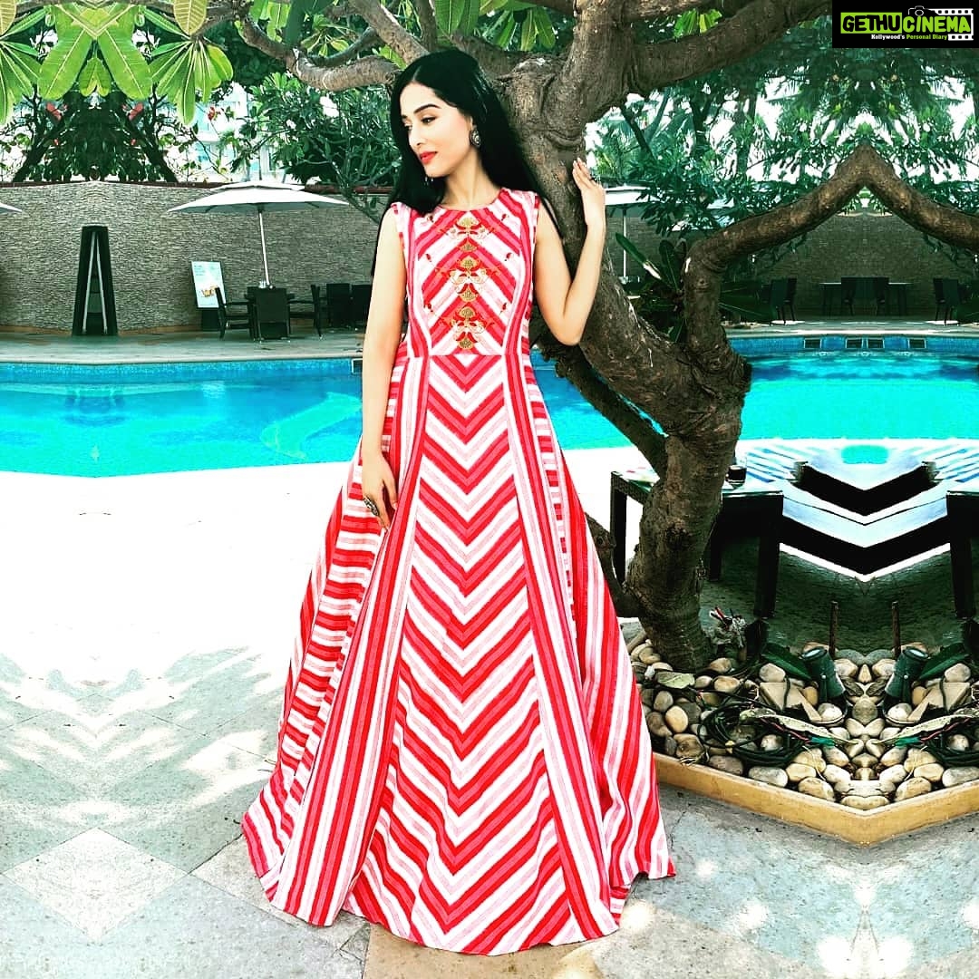 Amrita Rao Instagram - CANDING AROUND : #ThackerayPromotions Released #jan25th @thackeraythefilm @nawazuddin._siddiqui ... Designer : @anolishahdesigninc Jewelry : @aquamarine_jewellery MUA : @makeupandhairbynehaseehra Styled by @ekta_shah @divyabali 😘 Sun N Sand Hotel