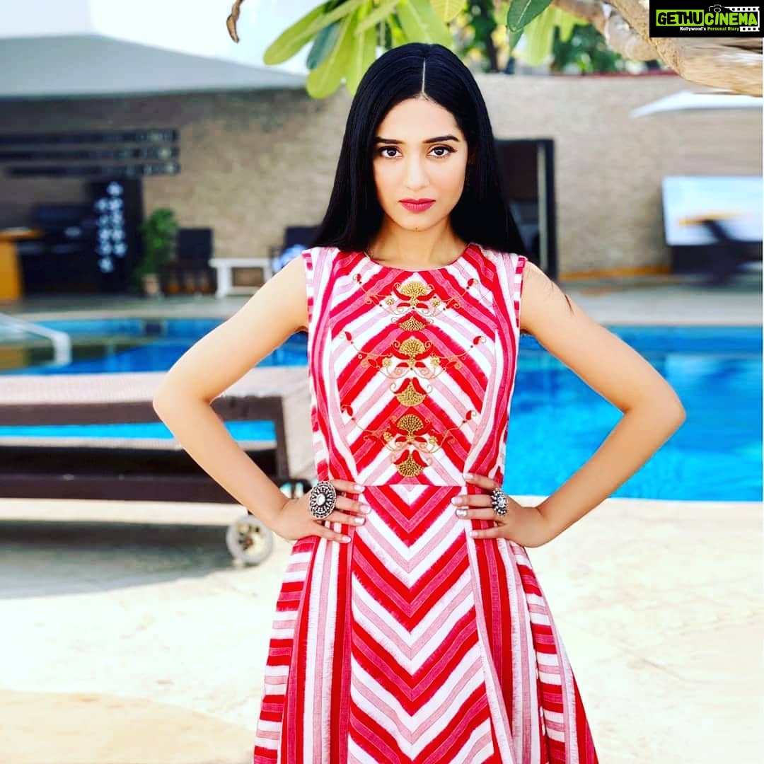 Amrita Rao Instagram - CANDING AROUND : #ThackerayPromotions Released #jan25th @thackeraythefilm @nawazuddin._siddiqui ... Designer : @anolishahdesigninc Jewelry : @aquamarine_jewellery MUA : @makeupandhairbynehaseehra Styled by @ekta_shah @divyabali 😘 Sun N Sand Hotel