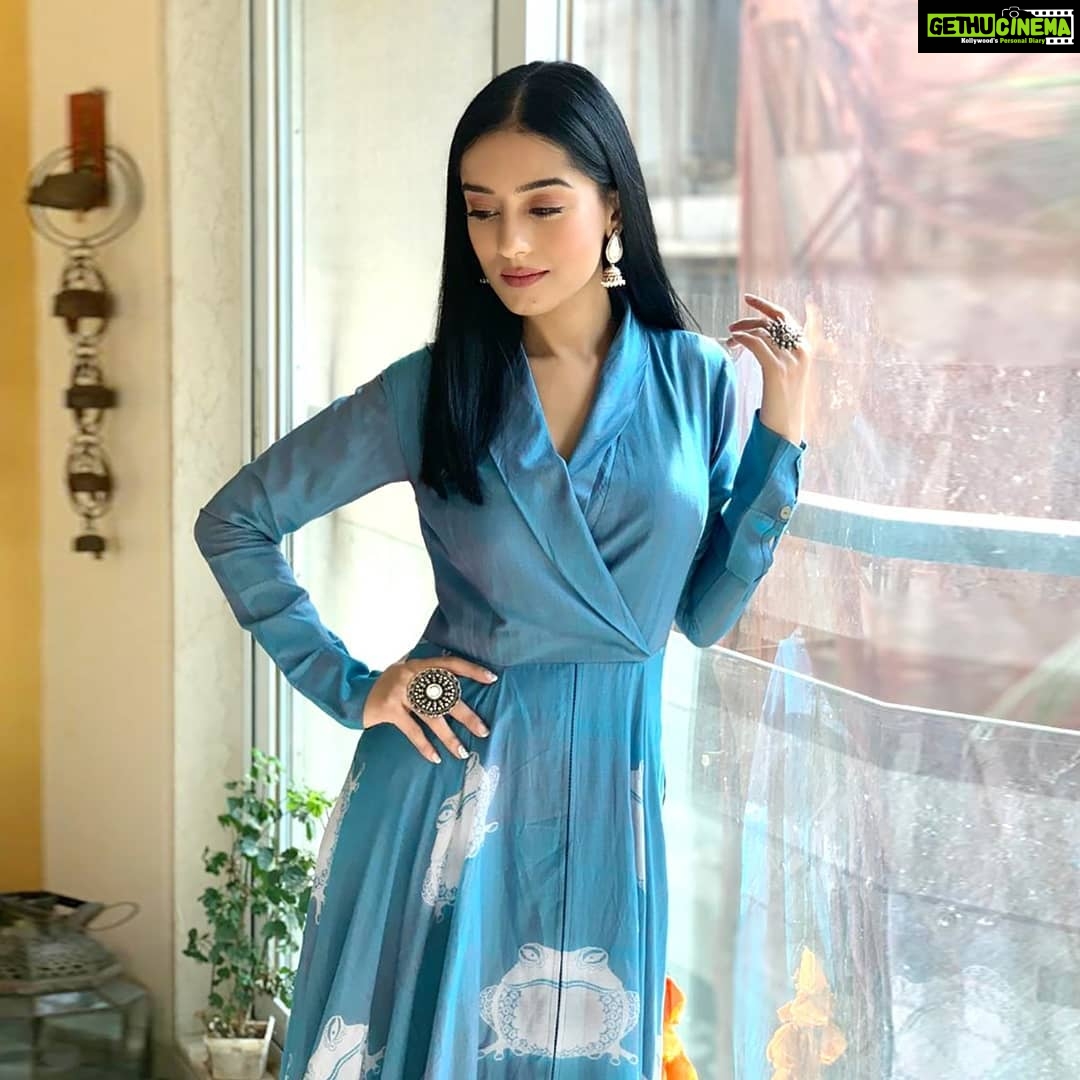 Amrita Rao Instagram - I Just BLUE IT !!!.. #ThackerayPromotions @thackeraythefilm ... Releasing on #jan25th #DoWatch... . . Designer : @debashrisamanta MUA : @makeupandhairbynehaseehra Stylist @ekta_shah @divyabali