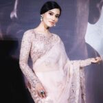 Amrita Rao Instagram - THACKERAY TRAILER LAUNCH : WINTERS AND DUSTY PINK... loveee this Saree ..... Style File : Designer : @jade_bymk Jewellery : @aquamarine_jewellery #Emeralds Styled by @ekta_shah Makeup @makeupandhairbynehaseehra ....... @nawazuddin._siddiqui @sanjay___raut @viacom18motionpictures @viacom18marathi @carnivalcine @divyabali Carnival Cinemas Imax Wadala