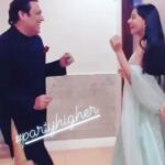 Amrita Rao Instagram - Diwali Party : With the ONE and ONLY @govinda_herono1.. ........ You Made My #Diwali Special... 💃 😎 💟 #myfavorite😆 NOBODY DANCES Like GOVINDA ....... #herono1 #smilecankill #dance #maisemeenase
