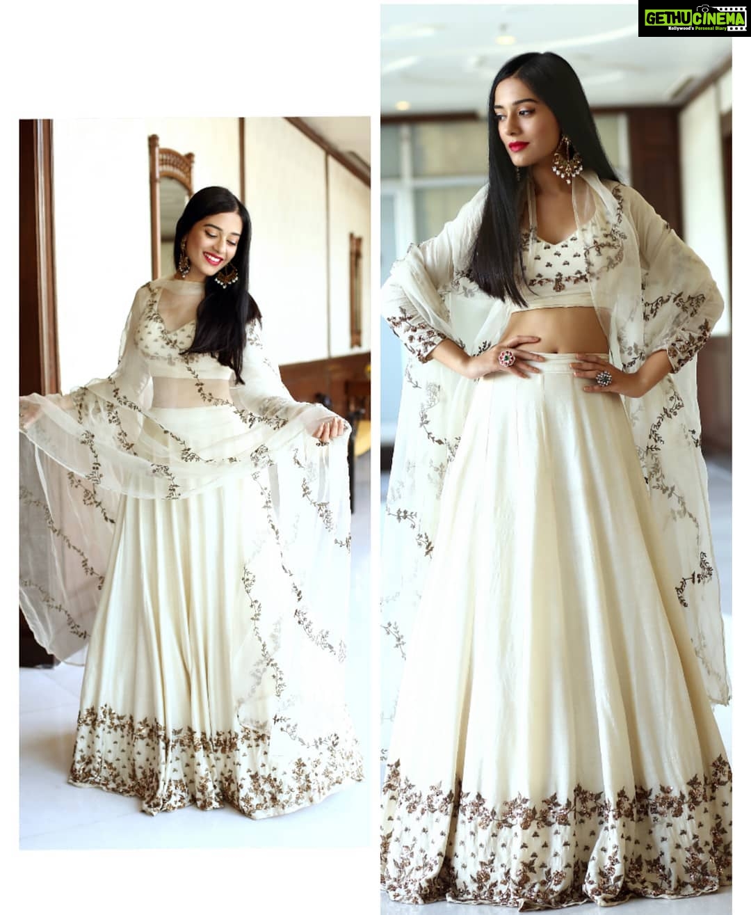 Amrita Rao Instagram - EVENT : SURAT : GUJARAT Launch of @azura_wellness club .... .... Style File : Designer : @asthanarangofficial Jewellery : @minerali_store Stylist : @ekta_shah Photography : @thesoulmatestory_tss The Gateway Hotel- Taj , Surat