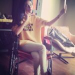 Amrita Rao Instagram - No Guesses where I am.. The Most Coveted Wheelchair!! Was lovely catching up with my Mentor @farahkhankunder 🤗💕 Hope you Recover well and sooner than Sooon 😍 💞 #wheelchairdiaries