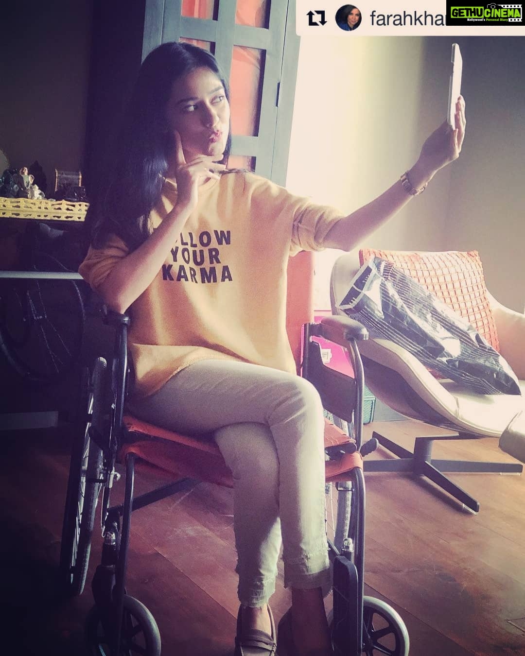 Amrita Rao Instagram - No Guesses where I am.. The Most Coveted Wheelchair!! Was lovely catching up with my Mentor @farahkhankunder 🤗💕 Hope you Recover well and sooner than Sooon 😍 💞 #wheelchairdiaries
