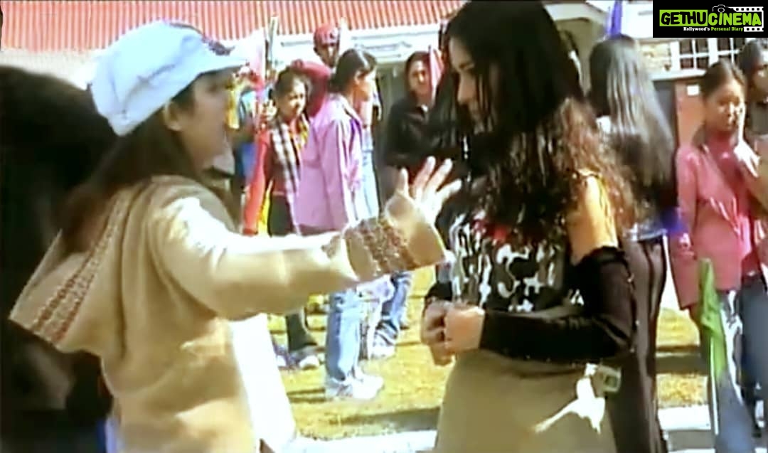 Amrita Rao Instagram - New Video Alert on : Amrita Rao Channel MAKING OF CHALE JAISE HAWAEIN One Take Dance Number from my m😘vie #mainhoonna #youtuberewind #amritaraochannel #excited 💃