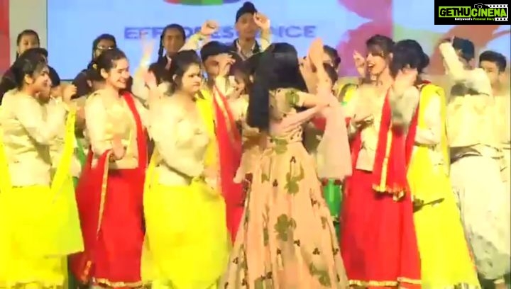 Amrita Rao Instagram - EVENT : JODHPUR : ... They Surprised Me by Playing My Song.. I Surprised Them with my Dance 😝 Lucky Bal Niketan Senior Secondary School Jodhpur Lucky Bal Niketan Senior Secondary School, Jodhpur
