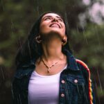 Amrita Rao Instagram – Reminiscing the Rains 🌧️ to my most revered RD BURMAN’s music 🎶 sung by my fav the legendary singer @asha.bhosle Ji ❤️

It’s amazing how on this platform you can make all your dreams come true 🌈

#rdburman #ashabhosle 
#reelkarofeelkaro#reelitfeelit
#reelitfeelit❤️❤️ #trendingreels retrocool #hindisongs #trendingsongs #instagramreels #instagram #AMRITARAO