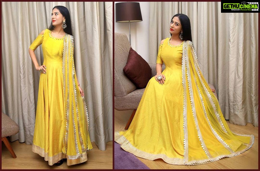 Amrita Rao Instagram - EVENT : INDORE. FEELING LEMON 🙃.. 🍋 . Style File : Designer : @suviarya Earings : @bellezajewels Ring : @shubhashini.ornamentals Stylist : @prachishah327 #feelingyellow #favoritecolor #sunshine. Indore Marriott Hotel