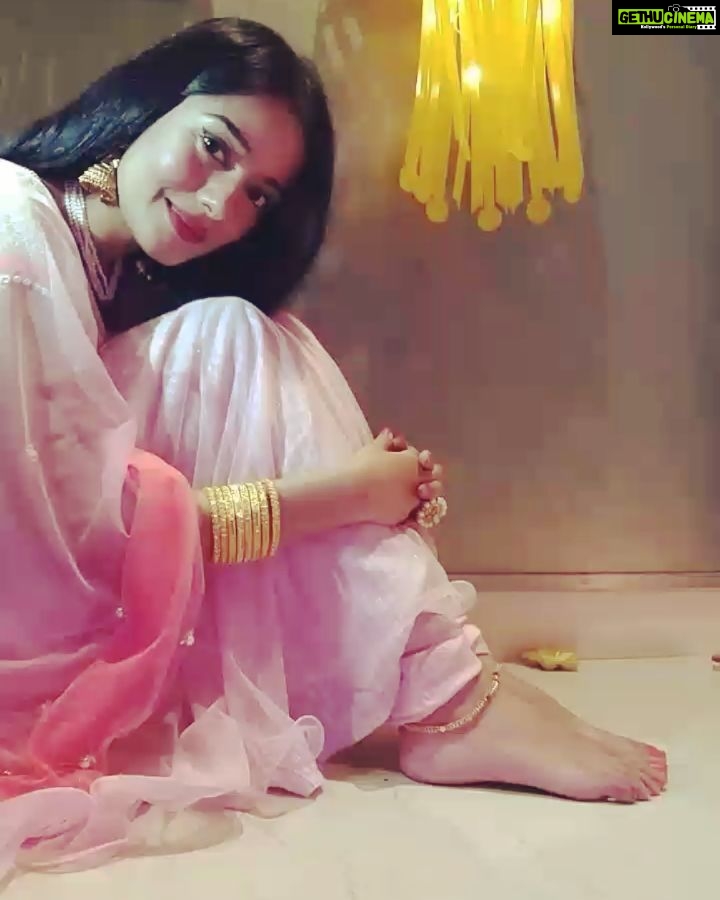Amrita Rao Instagram - MY #Gold #Payals.. Loving it! My Diwali Gift.. #festiveshopping