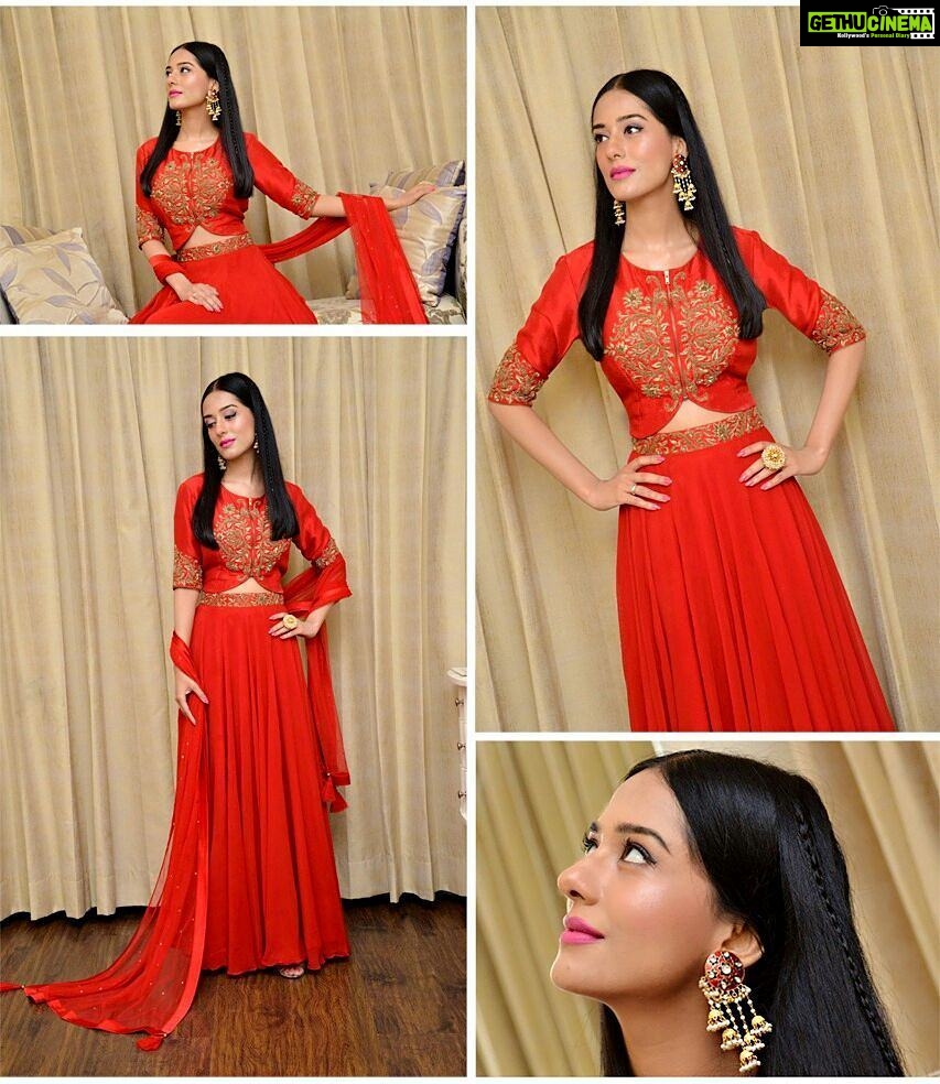 Amrita Rao Instagram - EVENT : JODHPUR : NAVRATRI !!! ... Dressed Up For The Dainik Bhaskar Garba Mohotsav #JODHPUR Over 40,000 Crowd & Just ONE of Me :) ... Outfit - @nikitaguptalabel Earrings - @bellezajewels Ring - @shubhashini.ornamentals #excited #cantwait #garbabliss #festiveseason Hotel Taj Vivanta Jodhpur