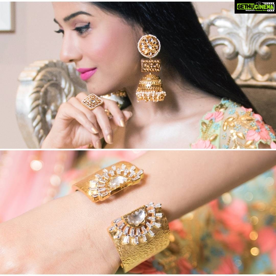 Amrita Rao Instagram - BEJEWELLED !!! This Wedding Season What's UR #StyleStatement ? ....... Credits Designer : @papadontpreachbyshubhika Jewelry : @minerali_store Stylist : @ekta_shah #myweddinglook #weddingfashion #wedding #guest ....... #weddingaffair #weddingseason #guest Sahara Star