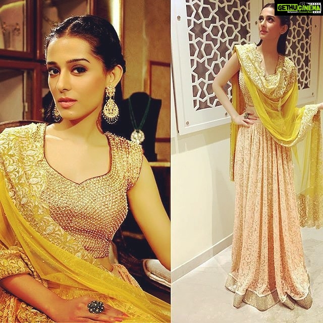 Amrita Rao Instagram - THE JAIPUR JEWELLERY SHOW : In Association with NDTV Good times ....... #brandambassador #host #ndtvgoodtimesshoot